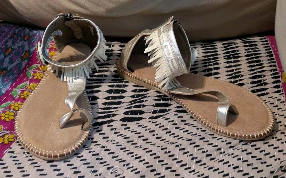 Manitobah Mukluks Wasaga Ankle Sandals Women's Size 7 Gold Leather Fringe